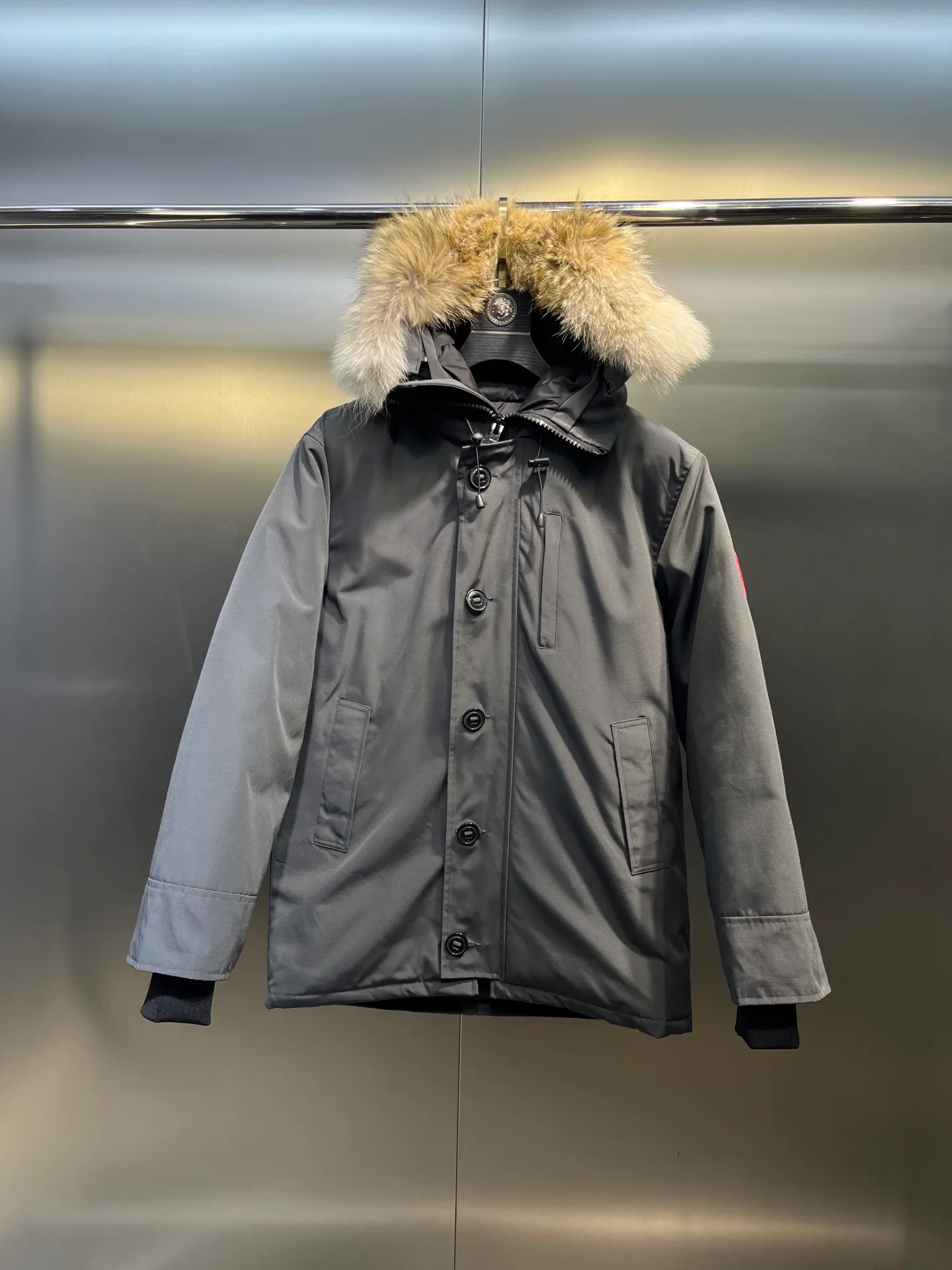 P860 Canada Goose model 06, the same model as the famous star, men's and women's models, with cold-proof flannel on the collar, which is close to the head and neck, comfortable and warm! The fabric is made of high-density nano-level waterproof fabric, which is windproof and wear-resistant and has a certain thickness! Seamless threaded cuffs! Avoid hard knots! It doesn’t matter how low the temperature is this winter, one piece is enough. I’ll give you the wind and temperature! Contains pure duck down, sufficient quantity, unique fashion design + waterproof craft fabric + big brand YKK double zipper pullers, real photos, upright style quality, regardless of the external standard and the internal content, you can feel free to compare it with the softer, easier to wrinkle and lighter version on the market!  size：s-xxl